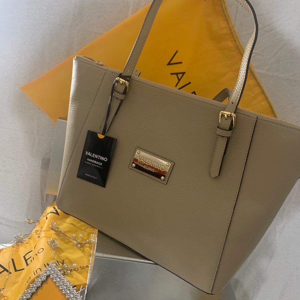 Color caqui Valentino.
